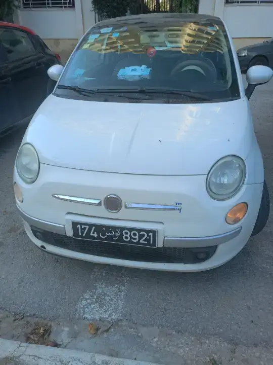une belle fiat 500 couleur blanche