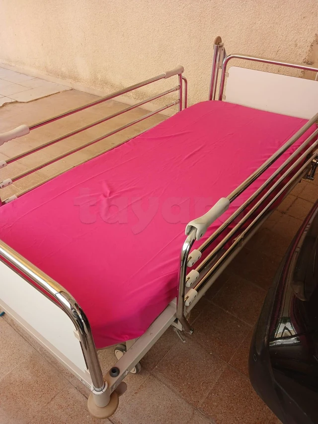 Lit médicalisé avec télécommande et Matelas