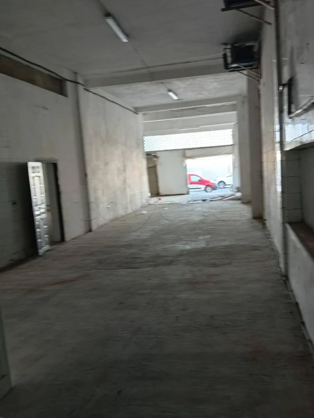 A louer un Grand dépôt 400m² double hauteur avec deux portes ce trouve à la Zone industrielle Lac 3 le kram